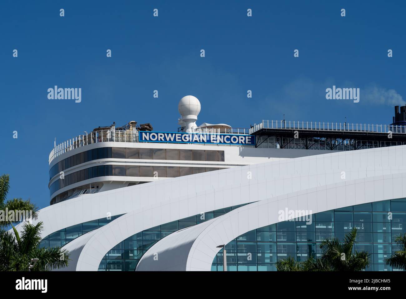 Miami, FL, Etats-Unis - 2 janvier 2022: Terminal norvégien avec navire de croisière à Port Miami à Miami, FL, Etats-Unis. Banque D'Images