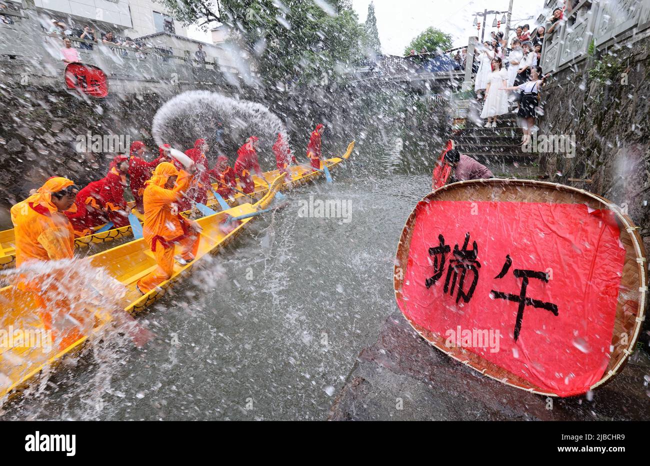 (220605) -- DEQING, 5 juin 2022 (Xinhua) -- les villageois éclaboussent l'eau avec des pagaies pour prier pour un climat favorable de manière traditionnelle pendant les vacances du Festival de bateau-dragon dans le village de Tangjing, comté de Deqing, province de Zhejiang, en Chine orientale, 3 juin 2022. (Photo de Xie Shangguo/Xinhua) Banque D'Images