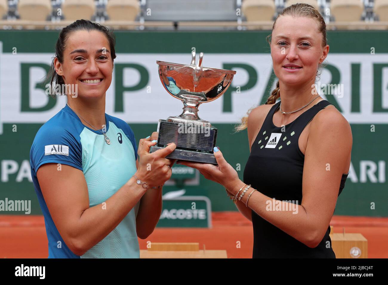 5th juin 2022; Roland Garros, Paris, France: Tournoi de tennis ouvert français, deux fois en finale; Caroline Garcia (FRA) et Kristina Mladenovic (FRA) détiennent le Trophée en tant que vainqueurs des doubles Dames Banque D'Images