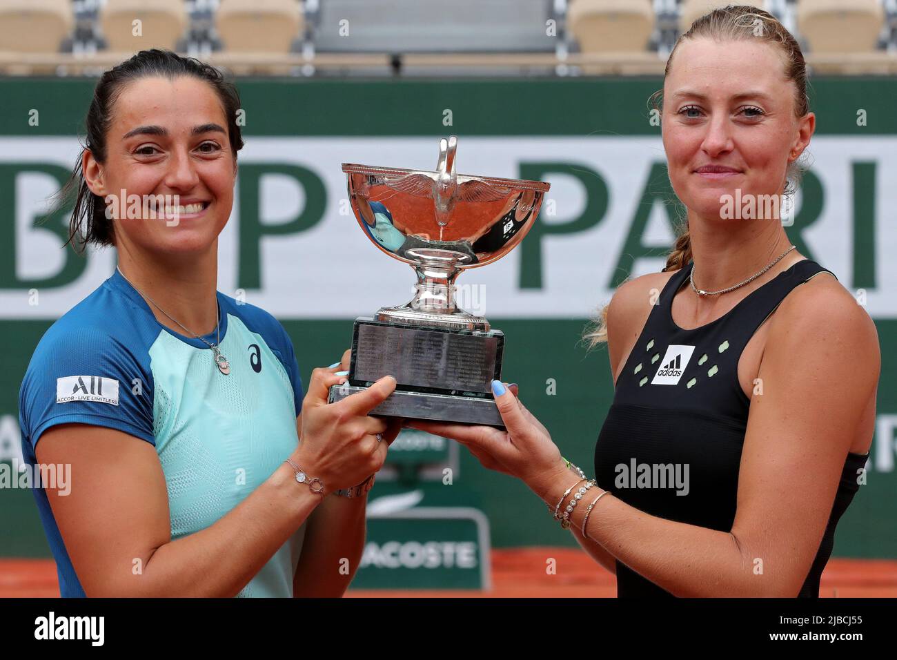 5th juin 2022; Roland Garros, Paris, France: Tournoi de tennis ouvert français, deux fois en finale; Caroline Garcia (FRA) et Kristina Mladenovic (FRA) détiennent le Trophée en tant que vainqueurs des doubles Dames Banque D'Images