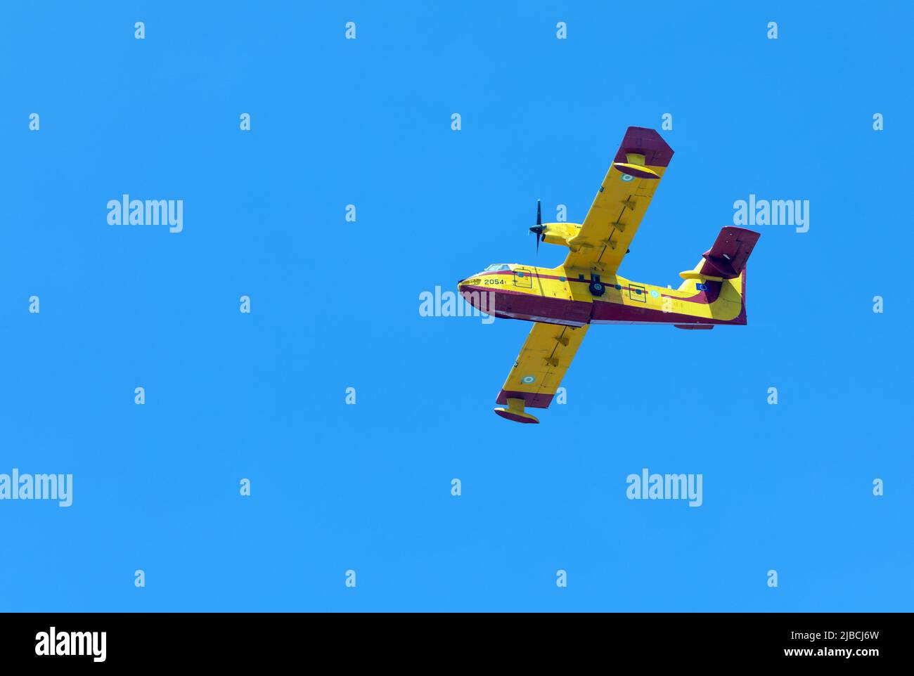 Athènes, Grèce, 4 juin 2022 : un avion de lutte contre les incendies Canadair CL-415 opère à Hymettus Mount feu de forêt près de la banlieue de Glyfada à Athènes. Banque D'Images