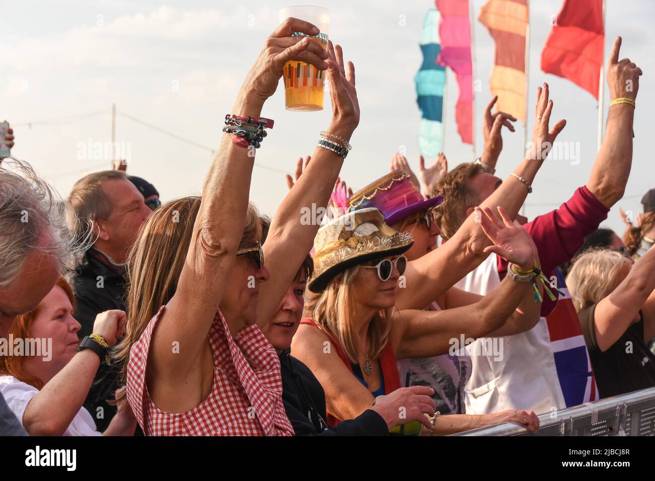 4 juin 2022, Cheltenham, Angleterre, Royaume-Uni: Le festival de Wychwood, l'une des nombreuses festivités de la fête du Jubilé au Royaume-Uni, a eu lieu sur l'hippodrome de Cheltenham le 3-5 juin. Un programme chargé a vu d'anciens favoris prendre la scène. Ska sensation le Selecter, a joué un ensemble de leurs anciens favoris tels que, â€˜trop Pressureâ (Credit image: © Rod Harbinson/ZUMA Press Wire) Banque D'Images