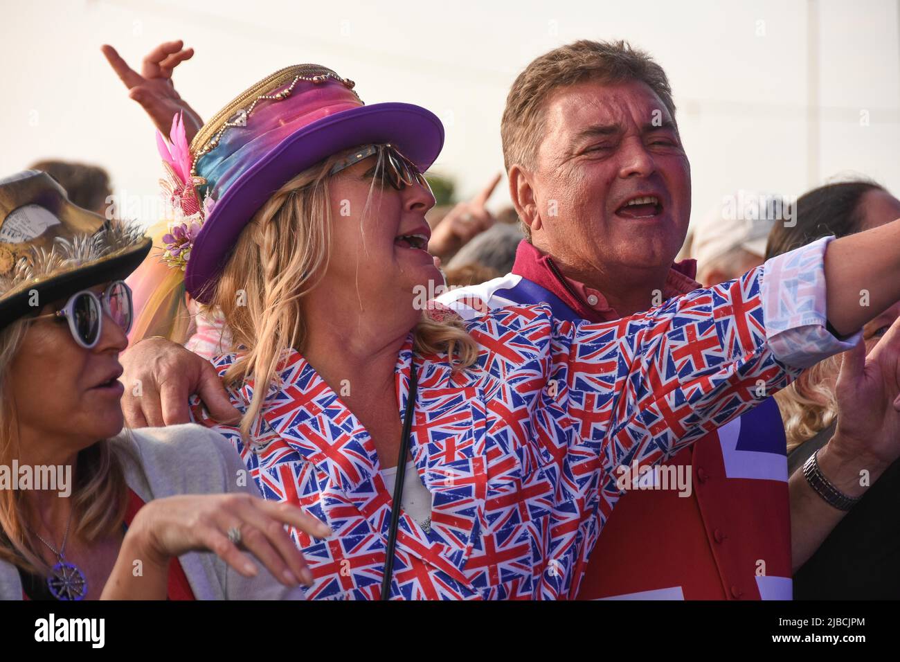 Cheltenham, Angleterre, Royaume-Uni. 4th juin 2022. Le festival Wychwood, l'une des nombreuses festivités entourant le Jubilee Holiday au Royaume-Uni, a eu lieu sur l'hippodrome de Cheltenham le 3-5 juin. Un programme chargé a vu d'anciens favoris prendre la scène. La sensation disco ''˜la vraie chose' les pieds se déplacent avec des hits tels que, ''˜vous êtes à moi everythingâ (Credit image: © Rod Harbinson/ZUMA Press Wire) Banque D'Images