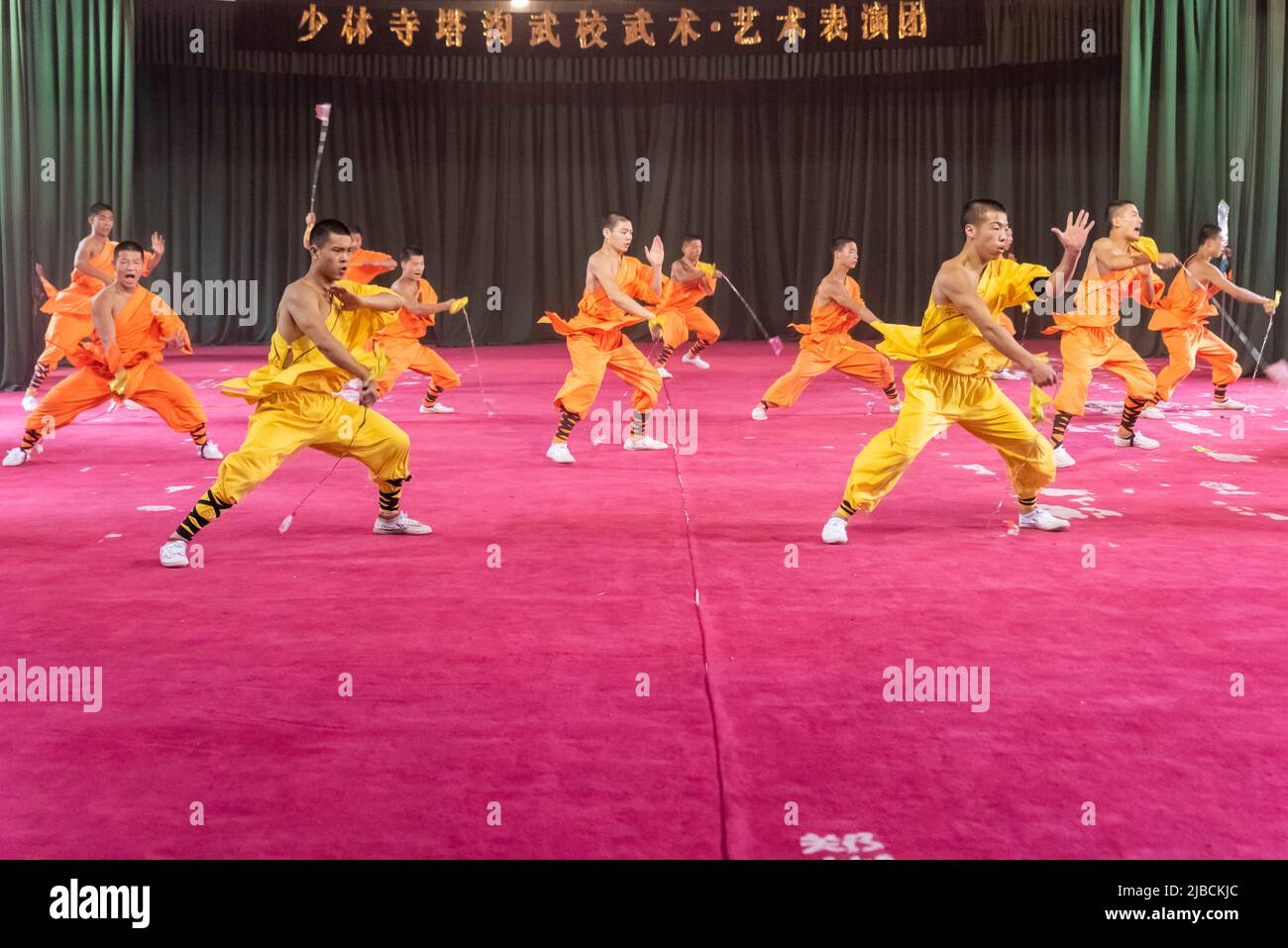 Les apprentis du célèbre temple Shaolin de Dengfeng, Henan, Chine, exécutent leurs arts martiaux et leurs compétences acrobatiques ainsi que leurs chi. Banque D'Images