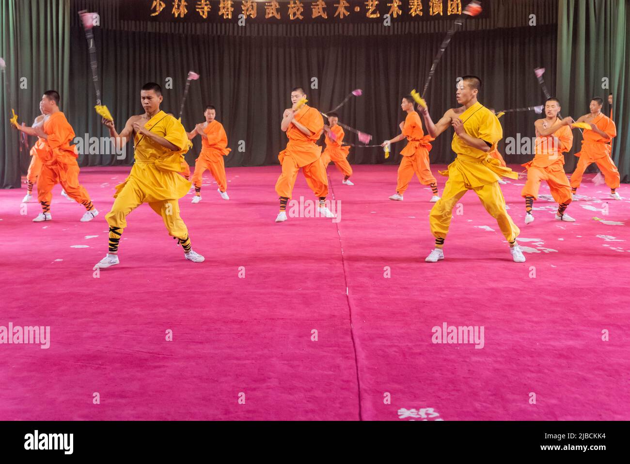 Les apprentis du célèbre temple Shaolin de Dengfeng, Henan, Chine, exécutent leurs arts martiaux et leurs compétences acrobatiques ainsi que leurs chi. Banque D'Images