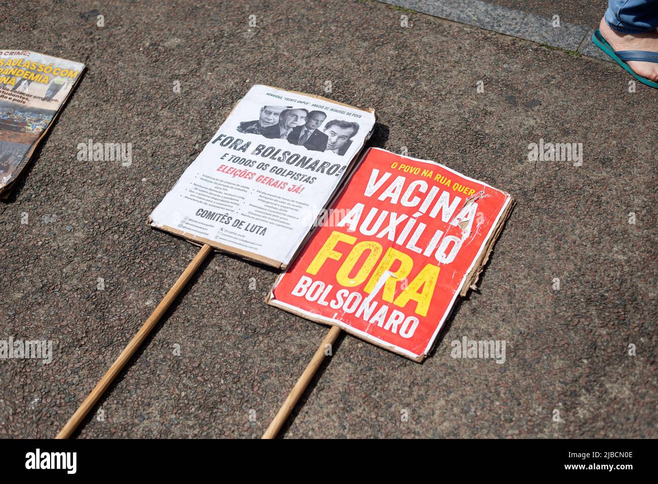 Salvador, Bahia, Brésil - 02 octobre 2021: Affiches bannières et chemises avec des mots de fora Bolsonaro à la manifestation tenue dans la ville de Salvador, cait Banque D'Images