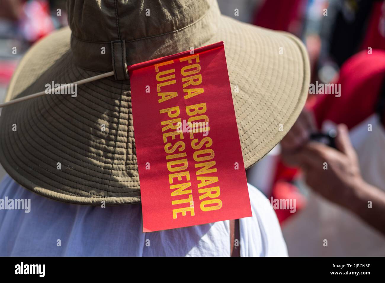 Salvador, Bahia, Brésil - 02 octobre 2021: Affiches bannières et chemises avec des mots de fora Bolsonaro à la manifestation tenue dans la ville de Salvador, cait Banque D'Images