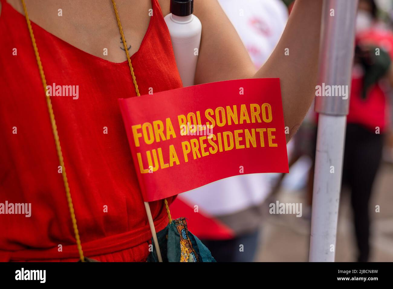 Salvador, Bahia, Brésil - 02 octobre 2021: Les Brésiliens protestent avec des bannières et des affiches contre le gouvernement du président Jair Bolsonaro dans la ville Banque D'Images