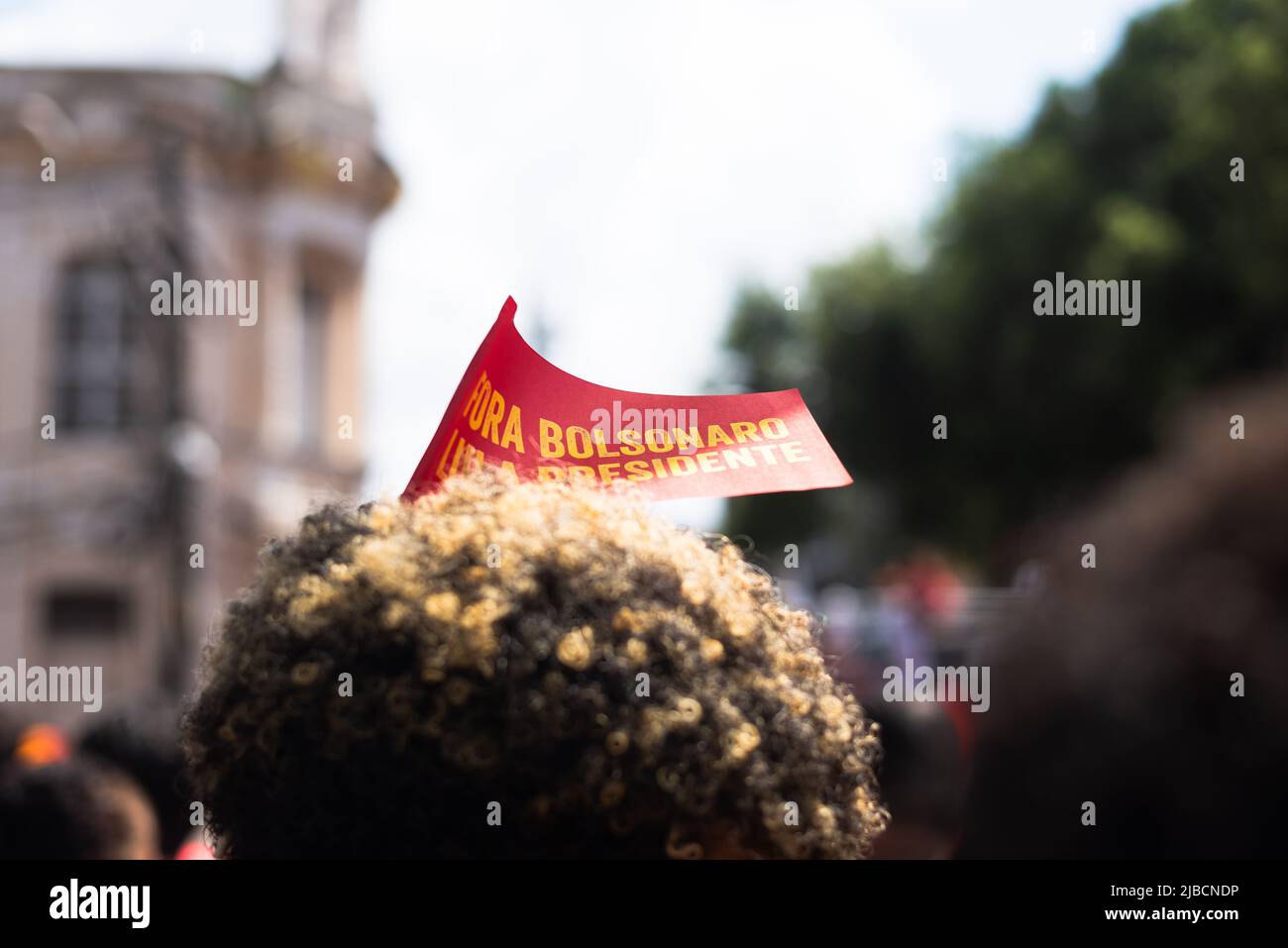 Salvador, Bahia, Brésil - 02 octobre 2021: Les Brésiliens protestent avec des bannières et des affiches contre le gouvernement du président Jair Bolsonaro dans la ville Banque D'Images