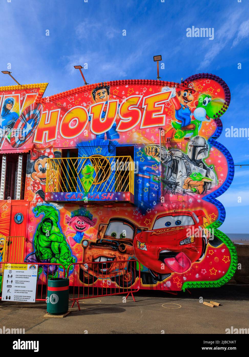 La foire amusante de Hunstanton sur la côte nord de Norfolk lors d'une journée d'hiver claire. Fermé pour entretien hivernal. Banque D'Images