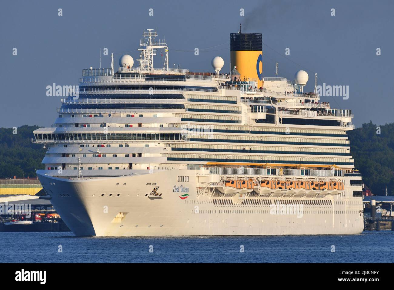 Cruiship COSTA DIADEMA quitte son poste d'amarrage à Kiel 'Ostuferhafen' Banque D'Images