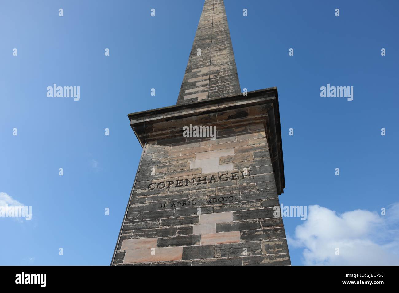 Vue sur le monument de Nelson, à Glasgow Green Park, Glasgow, Écosse. Ciel bleu derrière. Banque D'Images