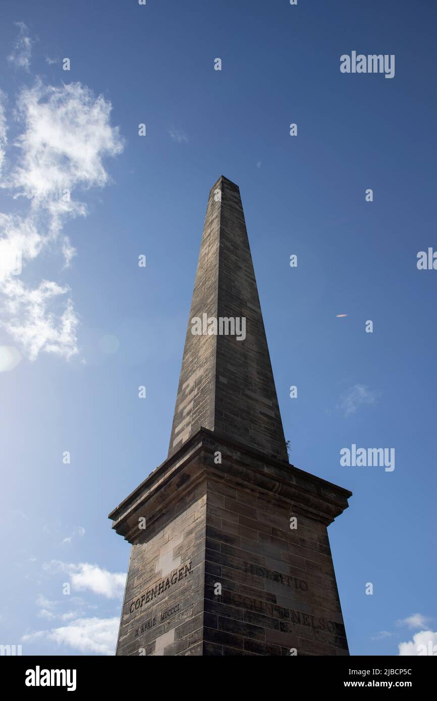 Vue sur le monument de Nelson, à Glasgow Green Park, Glasgow, Écosse. Ciel bleu derrière. Banque D'Images