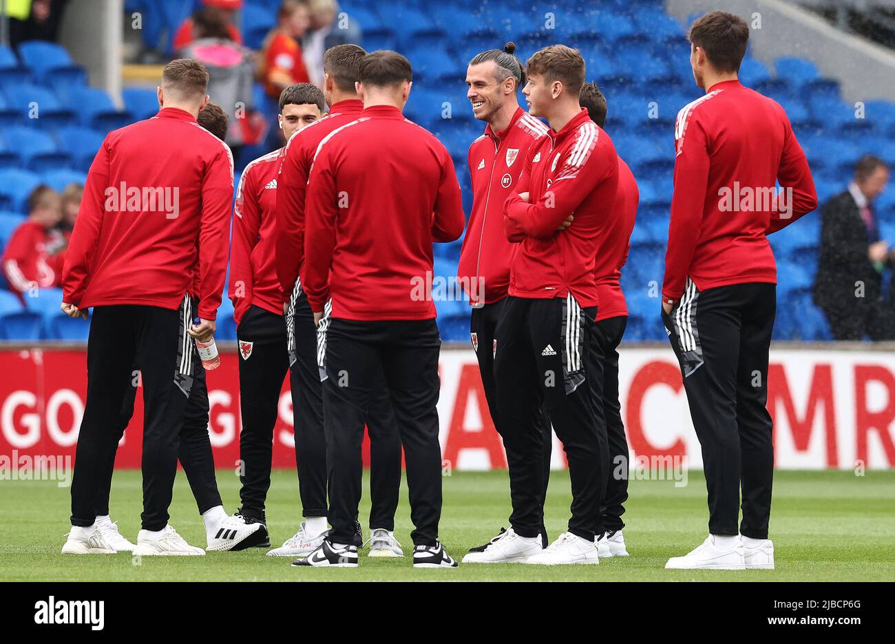 Cardiff, Royaume-Uni. 5th juin 2022. Gareth Bale du pays de Galles est sur le terrain avec ses coéquipiers avant le match de qualification européen de la coupe du monde de la FIFA 2022 au Cardiff City Stadium. Crédit photo à lire : Darren Staples/Sportimage crédit : Sportimage/Alay Live News Banque D'Images