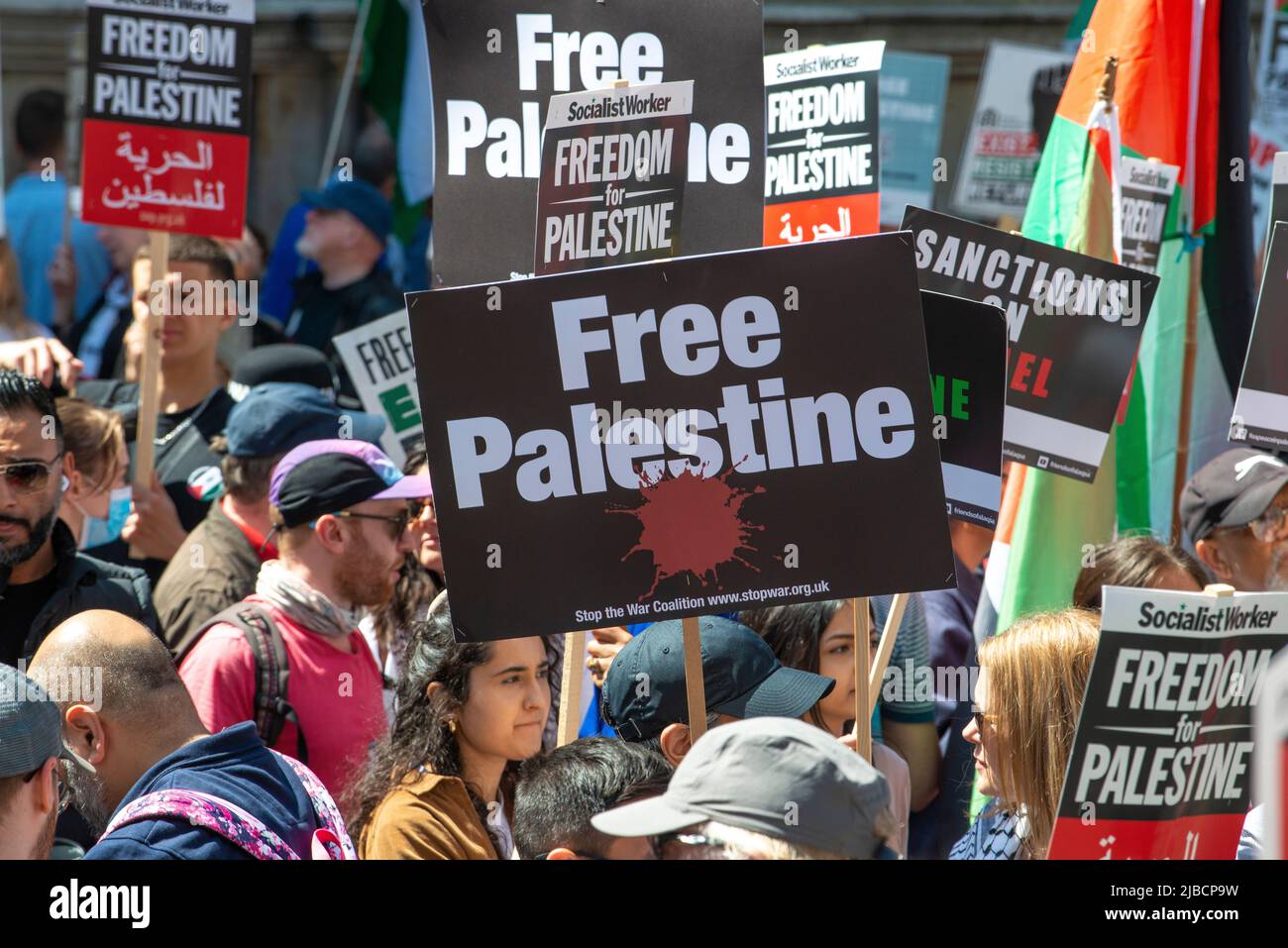 Les manifestants à la fin de la marche pour la Palestine libre de l'apartheid, en protestation de 74 ans de Nakba, quand les Palestiniens ont été déplacés par la création d'Israël en 1948. Banque D'Images