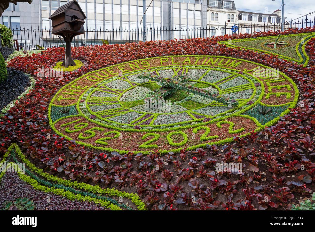 Princes Street Gardens West, Écosse, Royaume-Uni. 5th juin 2022. Édimbourg, Queens Jubilé de platine. La célèbre horloge florale d'Édimbourg marque également l'année 70th de la Reine sur le trône. Chaque année, depuis 1946, le temps botanique marque un événement ou un anniversaire spécial. L'horloge de travail a une circonférence de 36 pieds, et est de 11 pieds 10 pouces de large. Les aiguilles de l'horloge (lorsqu'elles sont remplies de plantes) pèsent 80lbs et 50lbs.Credit: Scottishcreative/alay Live news Banque D'Images