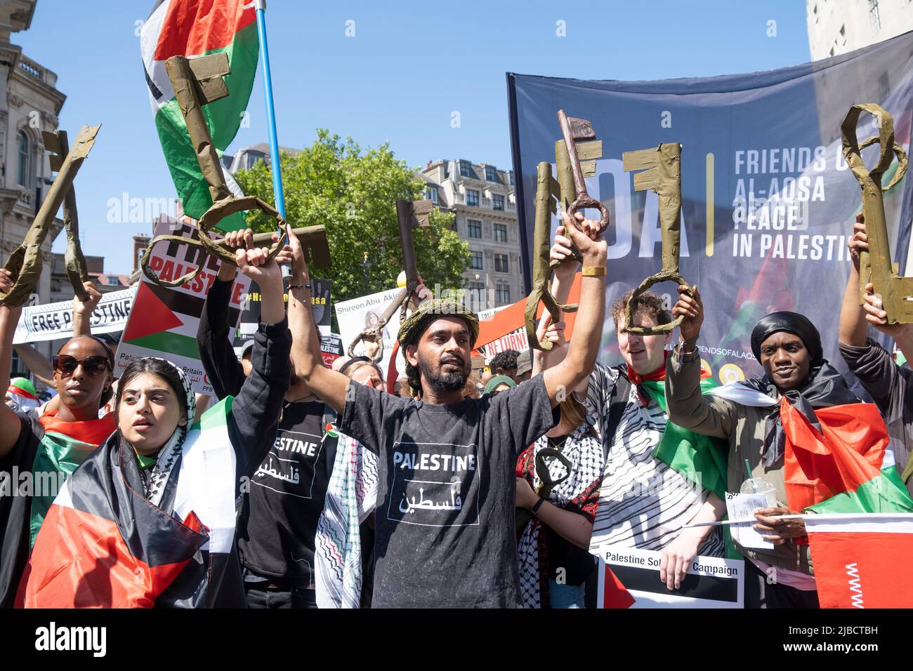 Des manifestants tenant les clés de la manifestation End apartheid - Free Palestine à Londres. Les clés symbolisent les maisons volées aux Palestiniens par Israël depuis 48. Banque D'Images