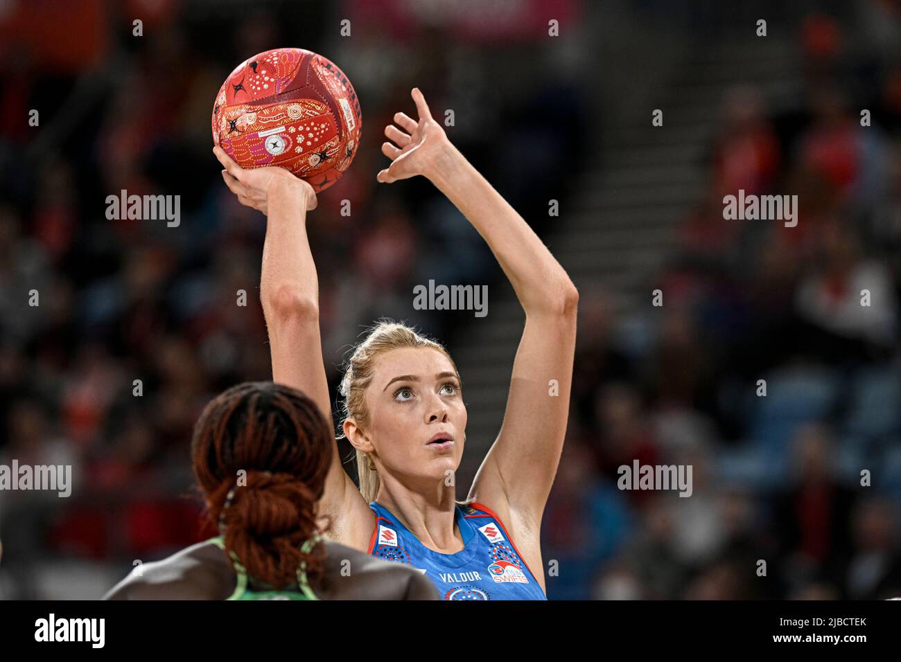 Nouvelle-Galles du Sud, Australie ; 5th juin 2022 ; Ken Rosewall Arena, Sydney, Nouvelle-Galles du Sud, Australie ; Australian Suncorp Super Netball, NSW Swifts versus West Coast Fever ; Helen Housby of the Swifts se prépare à tirer Banque D'Images