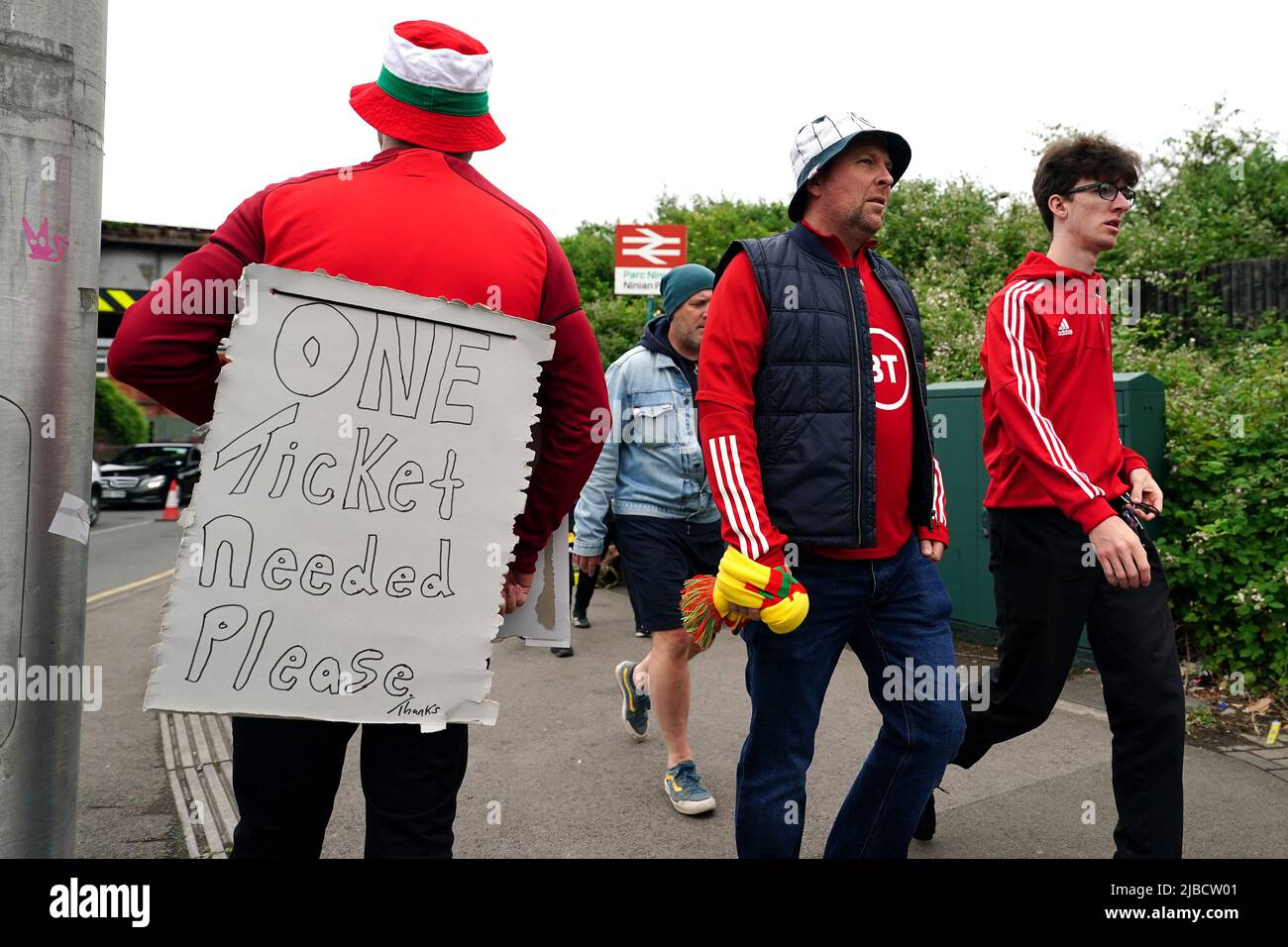 Un fan du pays de Galles qui demande un billet pour le match avant le match final de qualification de la coupe du monde de la FIFA 2022 au Cardiff City Stadium. Date de la photo: Dimanche 5 juin 2022. Banque D'Images