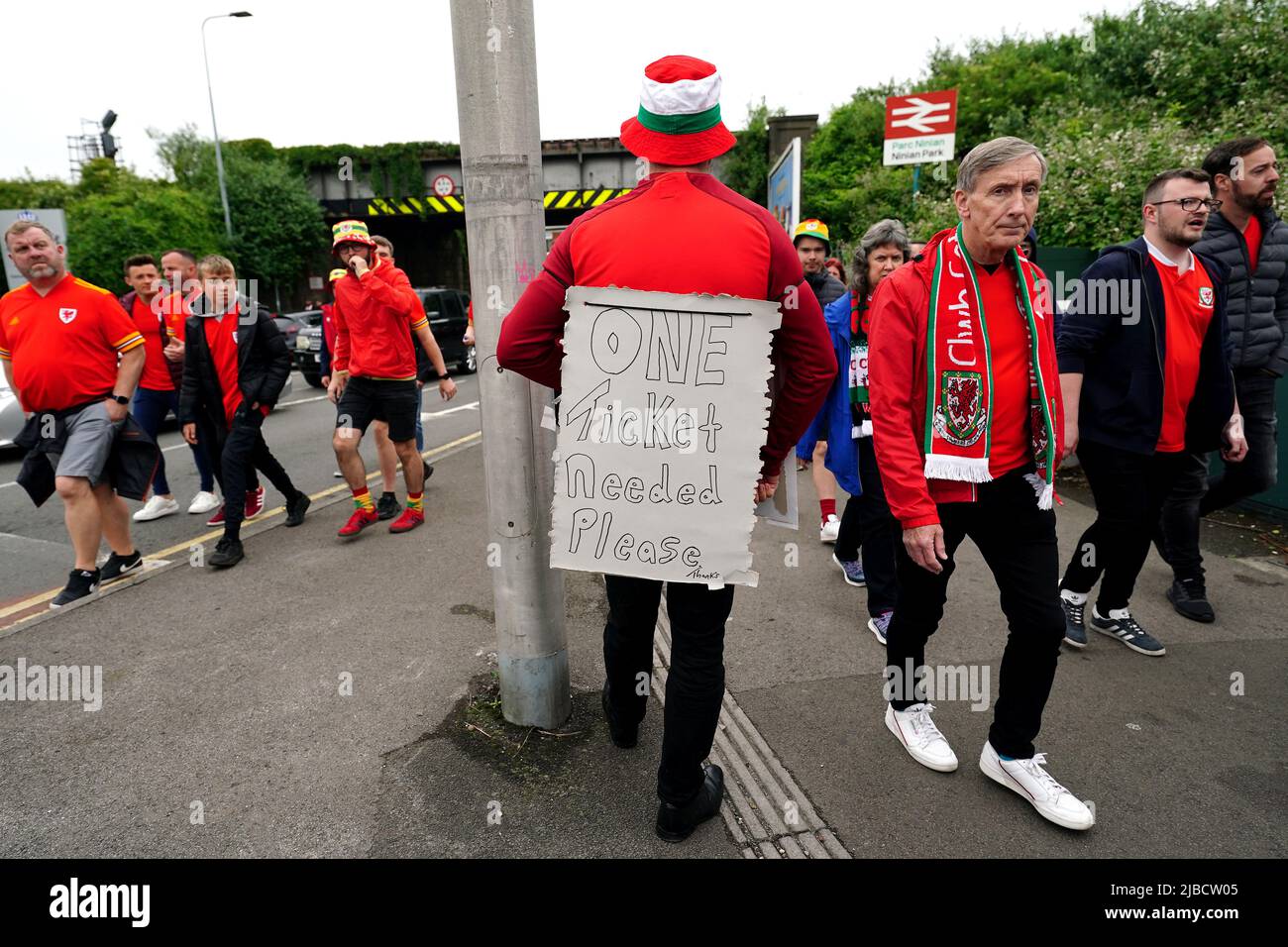 Un fan du pays de Galles qui demande un billet pour le match avant le match final de qualification de la coupe du monde de la FIFA 2022 au Cardiff City Stadium. Date de la photo: Dimanche 5 juin 2022. Banque D'Images