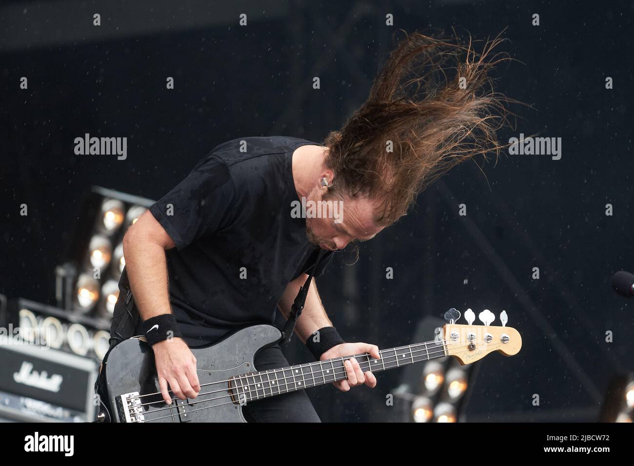 05 juin 2022, Rhénanie-Palatinat, Nürburg: Justin Street, bassiste du groupe de rock australien 'Airbourne', se produit sur la scène principale du festival de rock en plein air 'Rock. Le festival est complet avec 90 000 visiteurs. Photo: Thomas Frey/dpa Banque D'Images