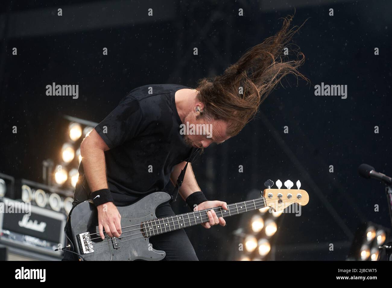 05 juin 2022, Rhénanie-Palatinat, Nürburg: Justin Street, bassiste du groupe de rock australien 'Airbourne', se produit sur la scène principale du festival de rock en plein air 'Rock. Le festival est complet avec 90 000 visiteurs. Photo: Thomas Frey/dpa Banque D'Images