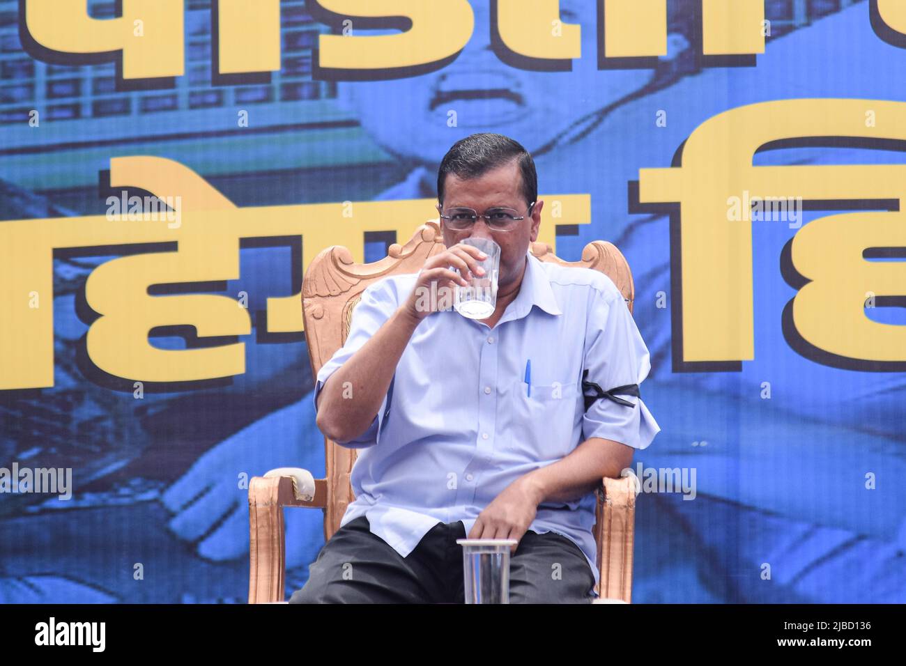 5 juin 2022, Delhi, Delhi, Inde: Le ministre en chef de Delhi, Arvind Kejriwal, boit de l'eau lors d'une manifestation organisée par le parti AAM Aadmi contre les meurtres récents d'Hindous du Cachemire. (Credit image: © Kabir Jhangiani/Pacific Press via ZUMA Press Wire) Banque D'Images