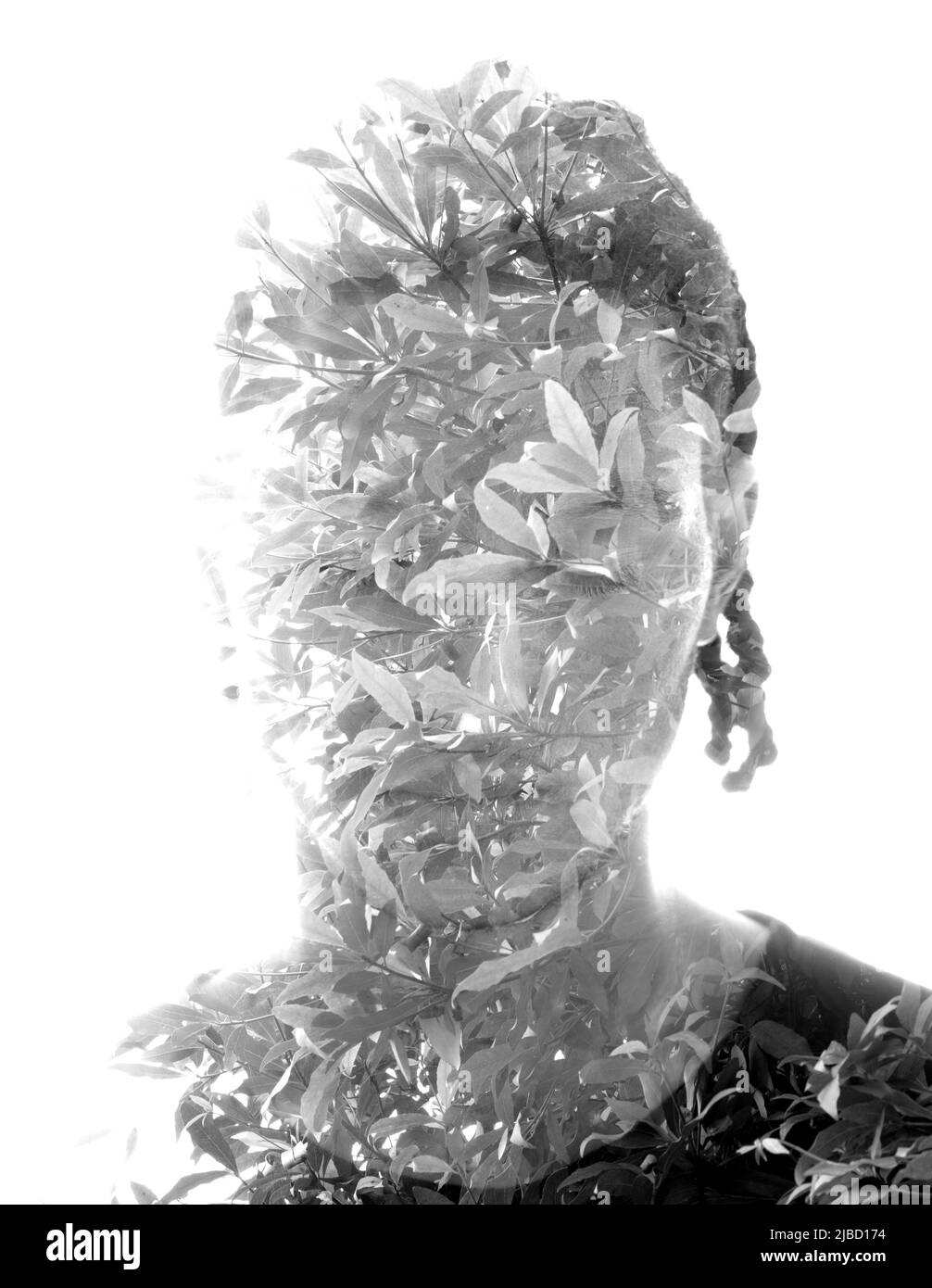 Portrait artistique en noir et blanc à double exposition d'un homme noir Banque D'Images