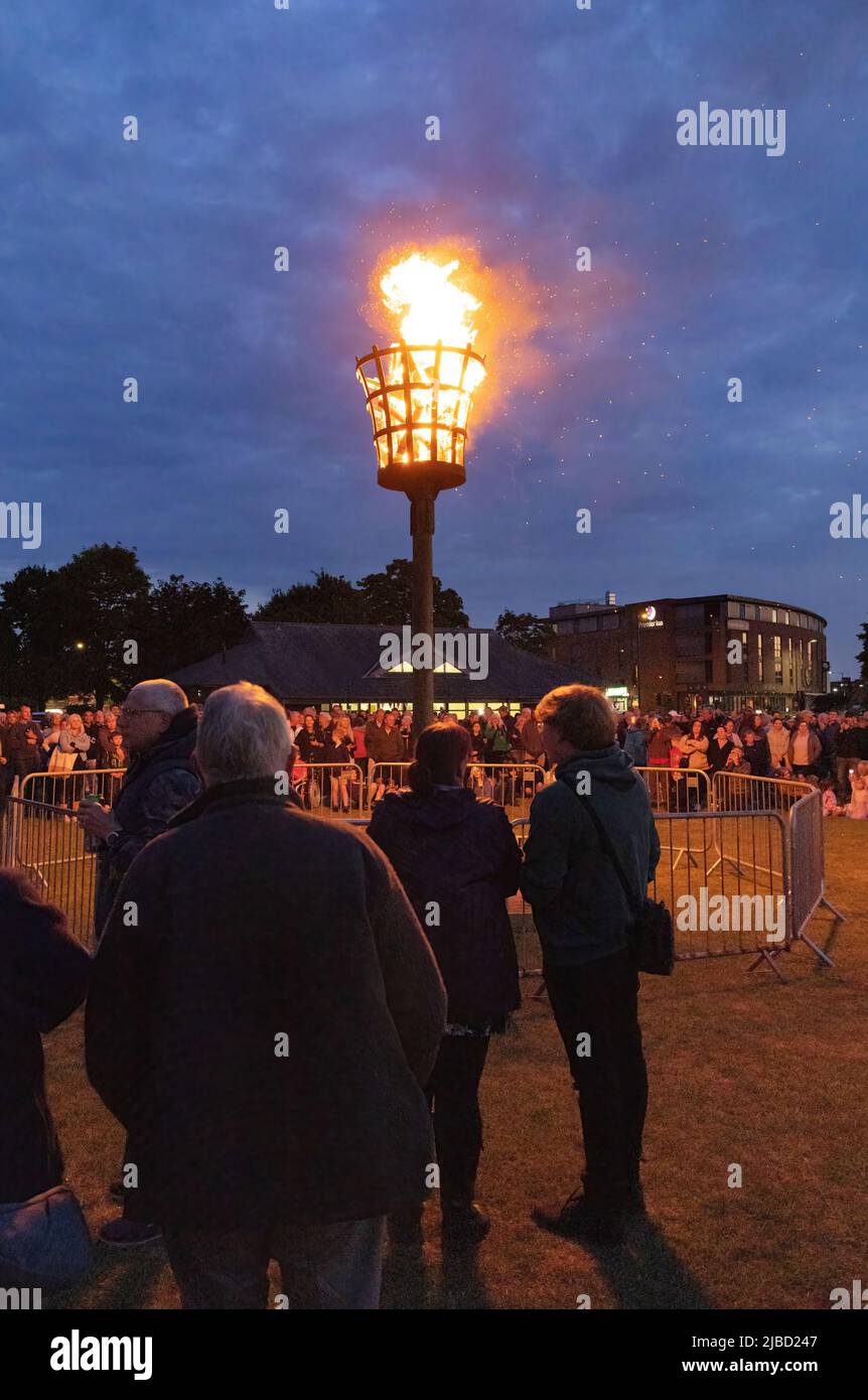 Queens Platinum Jubilee Beacon allumé, les gens regardant le Beacon brûler sur les sediaux au crépuscule, Newmarket Suffolk Royaume-Uni Banque D'Images