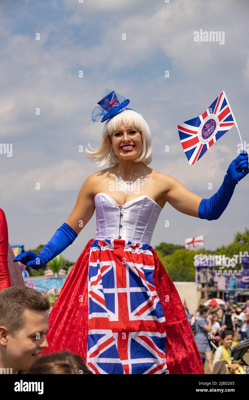 Queen Elizabeth Platinum Jubilee ; jeune femme vêtue en costume britannique sur pilotis aux célébrations du Jubilé de platine, Newmarket, Suffolk Royaume-Uni Banque D'Images