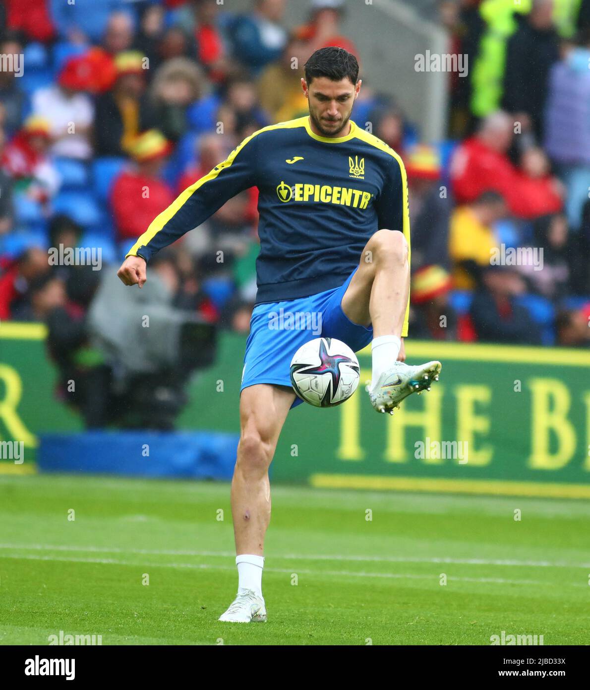 Cardiff City Stadium, Cardiff, Royaume-Uni. 5th juin 2022. Coupe du monde 2022 qualification pays de Galles contre Ukraine; Roman Yaremchuk de l'Ukraine contrôle le ballon pendant l'échauffement crédit: Action plus Sports/Alamy Live News Banque D'Images