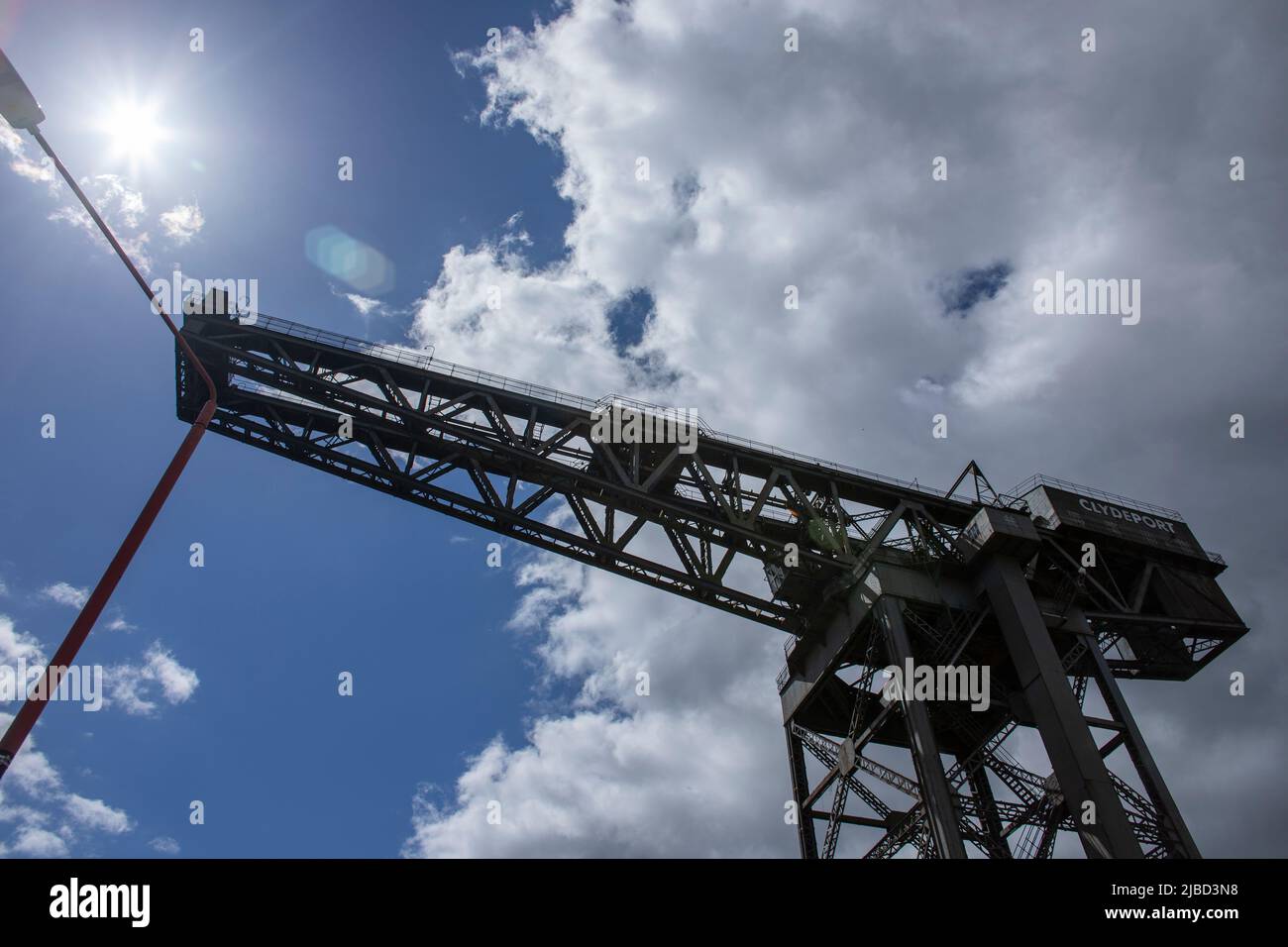 La grue Finnieston (Stobcross), grue géante en porte-à-faux sur les rives de la Clyde à Glasgow, en Écosse. Ciel lumineux et nuages derrière. Banque D'Images