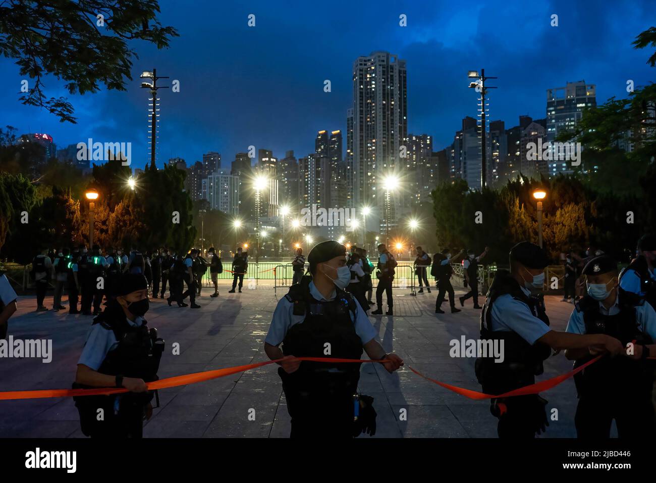Hong Kong, Chine. 04th juin 2021. Les policiers ont installé un cordon à l'entrée du parc Victoria. Le gouvernement de Hong Kong a mis fin à toute commémoration publique du 33rd° anniversaire de l'incident de la place Tiananmen. (Photo de David Chan/SOPA Images/Sipa USA) crédit: SIPA USA/Alay Live News Banque D'Images Hong Kong, Chine. 04th juin 2021. Les policiers ont installé un cordon à l'entrée du parc Victoria. Le gouvernement de Hong Kong a mis fin à toute commémoration publique du 33rd° anniversaire de l'incident de la place Tiananmen. (Photo de David Chan/SOPA Images/Sipa USA) crédit: SIPA USA/Alay Live News Banque D'Images