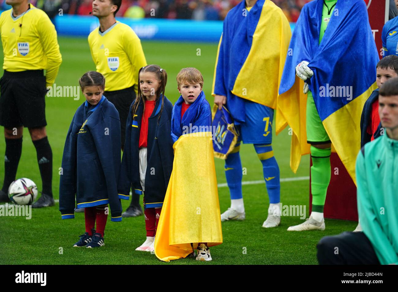 Les mascottes en Ukraine sont les drapeaux et les survêtements avant le match final de qualification de la coupe du monde de la FIFA 2022 au Cardiff City Stadium. Date de la photo: Dimanche 5 juin 2022. Banque D'Images