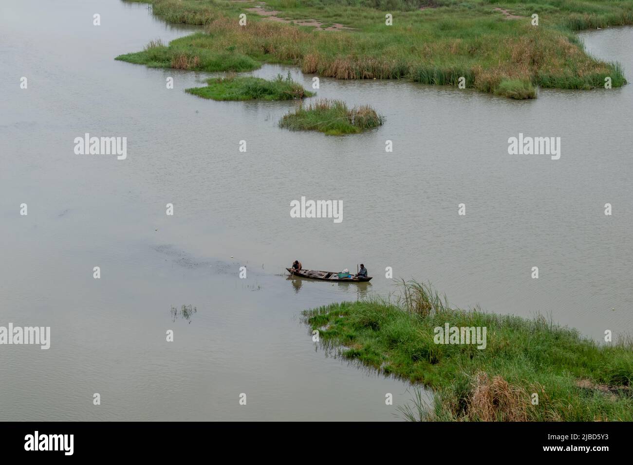 Bateau à rames de deux personnes dans la rivière en Inde Banque D'Images