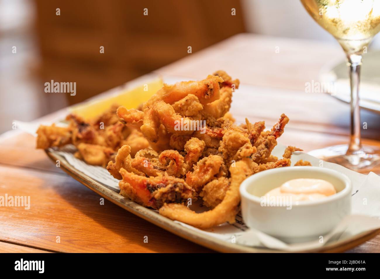 Mélange de fruits de mer frits avec crevettes, calmar et poulpe et sauce mayonnaise (fritto misto di mare), apéritif typiquement italien Banque D'Images