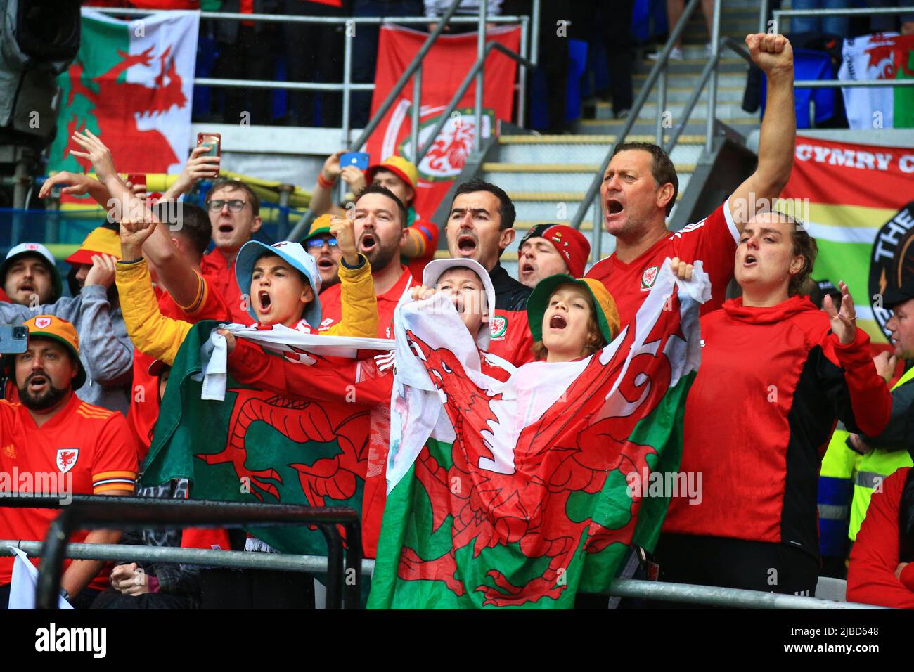 Cardiff City Stadium, Cardiff, Royaume-Uni. 5th juin 2022. Coupe du monde 2022 qualification pays de Galles contre Ukraine ; les fans du pays de Galles chantent avant le coup d'envoi crédit : action plus Sports/Alamy Live News Banque D'Images