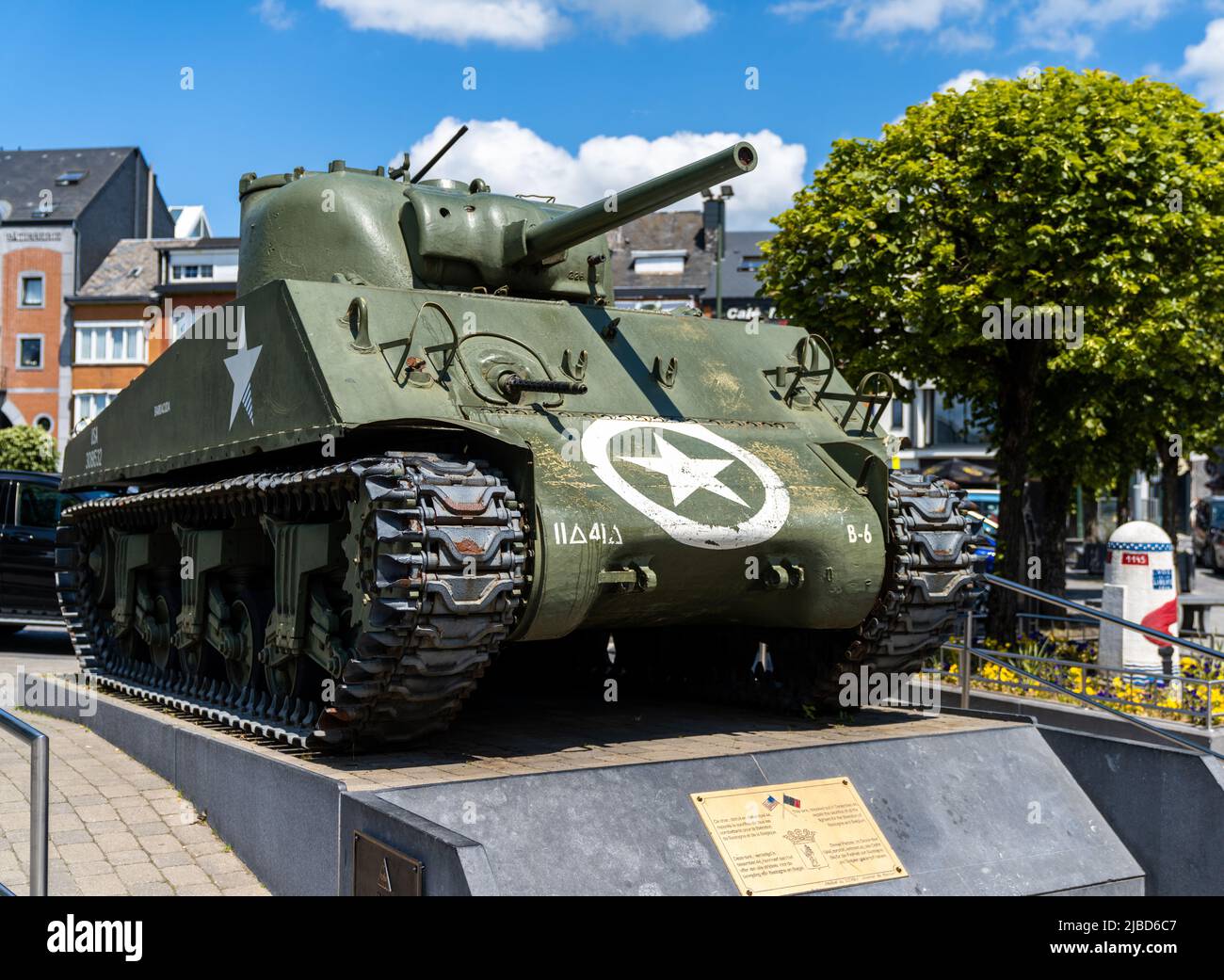 Bastogne, Belgique - 4 juin 2022 : vue sur le mémorial du char Sherman dans le centre-ville de Bastogne Banque D'Images