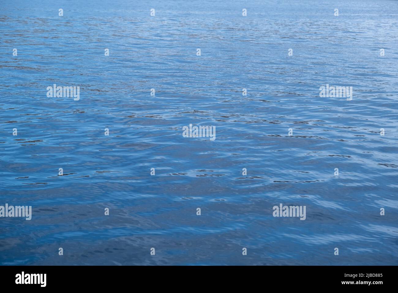 Océan, mer surface d'eau calme avec de petites ondulations. Arrière-plan bleu foncé. Mer Egée, Méditerranée Banque D'Images