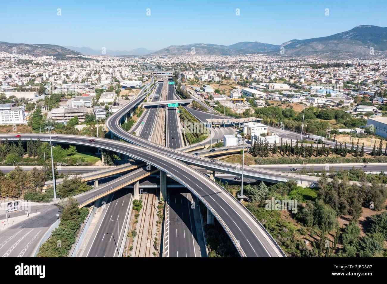 Échangeur de route à péage Attiki Odos avec l'autoroute nationale à Attica, Athènes, Grèce. Vue aérienne par drone de l'autoroute de jonction à plusieurs niveaux Banque D'Images