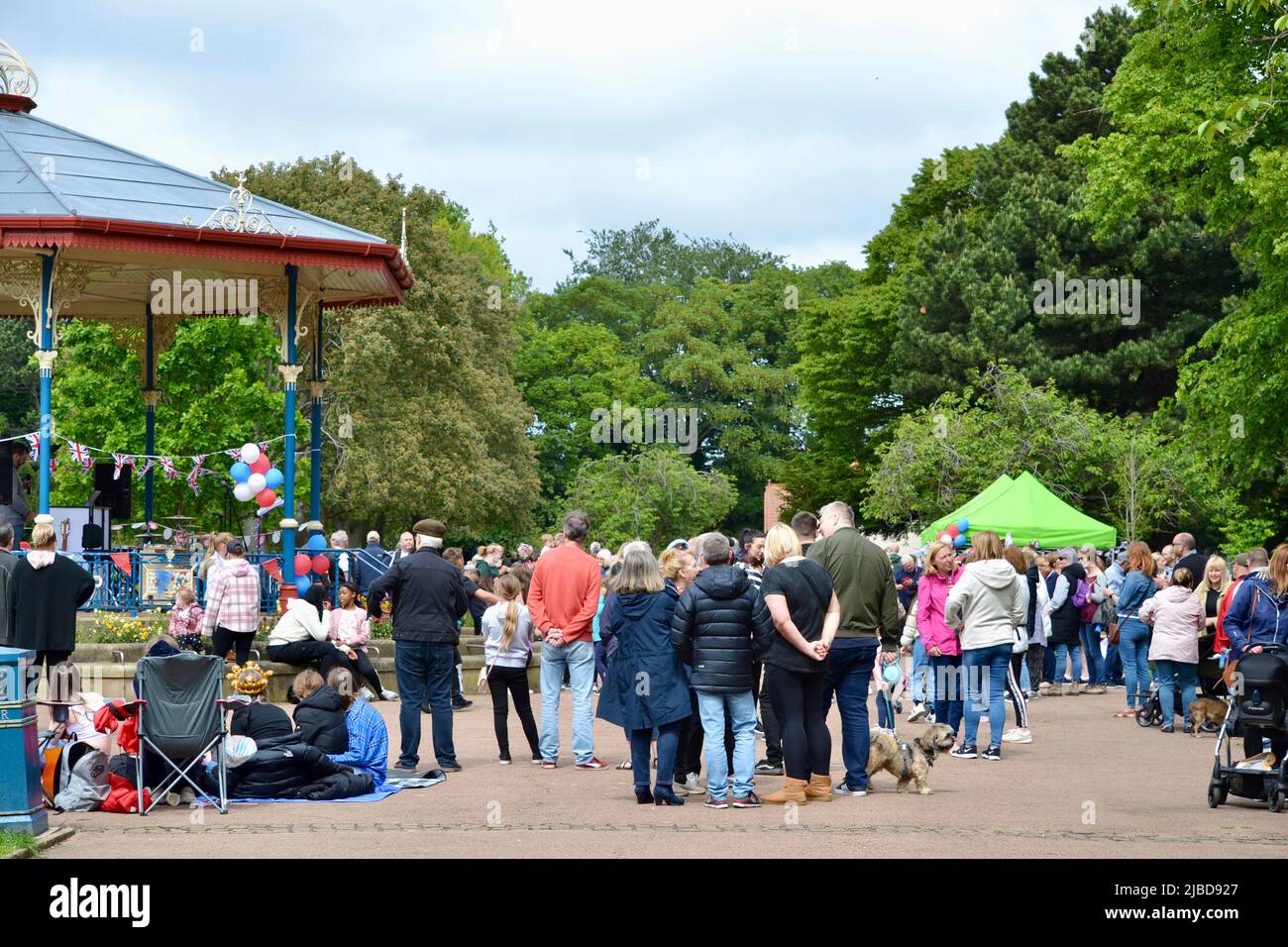 Stockton-on-Tees, Royaume-Uni. 05 juin 2022. Les résidents de Stockton-on-Tees ont assisté à un énorme ‘pique-nique jubilaire dans le parc’ au beau parc Ropner pour célébrer le Jubilé de platine de sa Majesté la reine Elizabeth II, marquant le record de 70 ans de règne de sa Majesté. Crédit : Teesside Snapper/Alamy Live News Banque D'Images