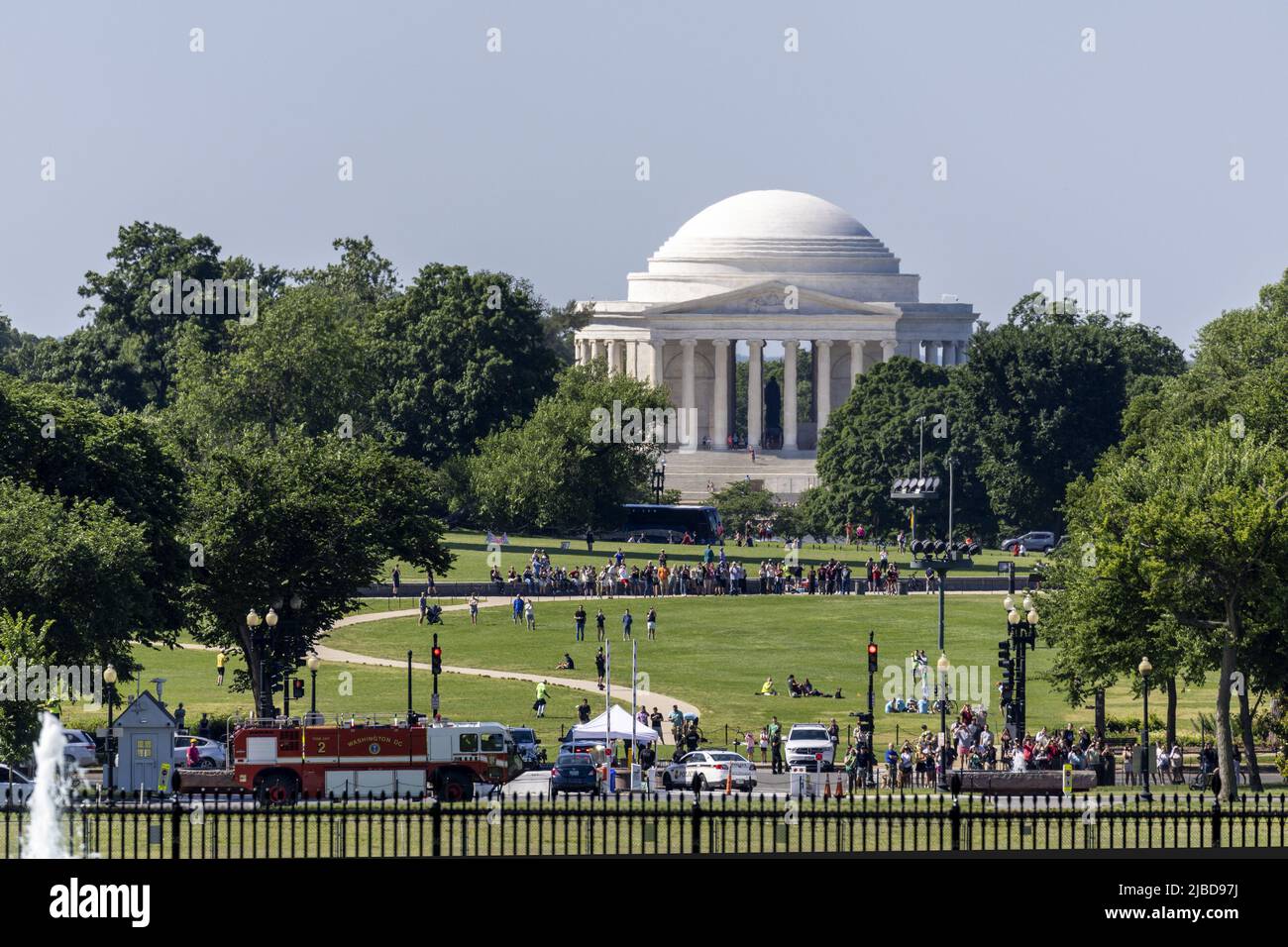 Washington, États-Unis. 05th juin 2022. Les touristes attendent tandis que l'on marin se prépare à atterrir avec le président américain Joe Biden et la première dame Jill Biden À la Maison Blanche après être revenu de Rehoboth à Washington, DC sur 5 juin 2022. Photo par Tasos Katopodis/UPI crédit: UPI/Alay Live News Banque D'Images