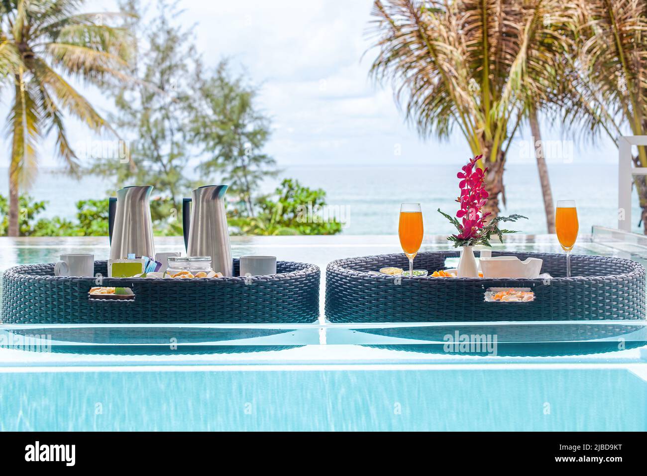 Plateau de petit-déjeuner dans la piscine à débordement du complexe, petit-déjeuner flottant dans un hôtel de luxe avec vue sur la mer. Voyages exotiques d'été, vacances, vacances et Banque D'Images
