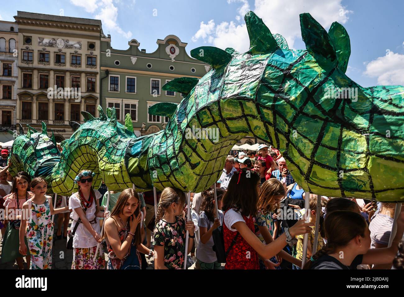 Cracovie, Cracovie, Pologne. 5th juin 2022. 21st la Grande Parade des dragons traverse la place principale de Cracovie, en Pologne, sur 5 juin 2022. La parade annuelle du Grand Dragon compte plus d'un millier de participants, principalement des enfants, qui participent à l'événement coloré rempli de diverses créatures de dragon. (Credit image: © Beata Zawrzel/ZUMA Press Wire) Banque D'Images