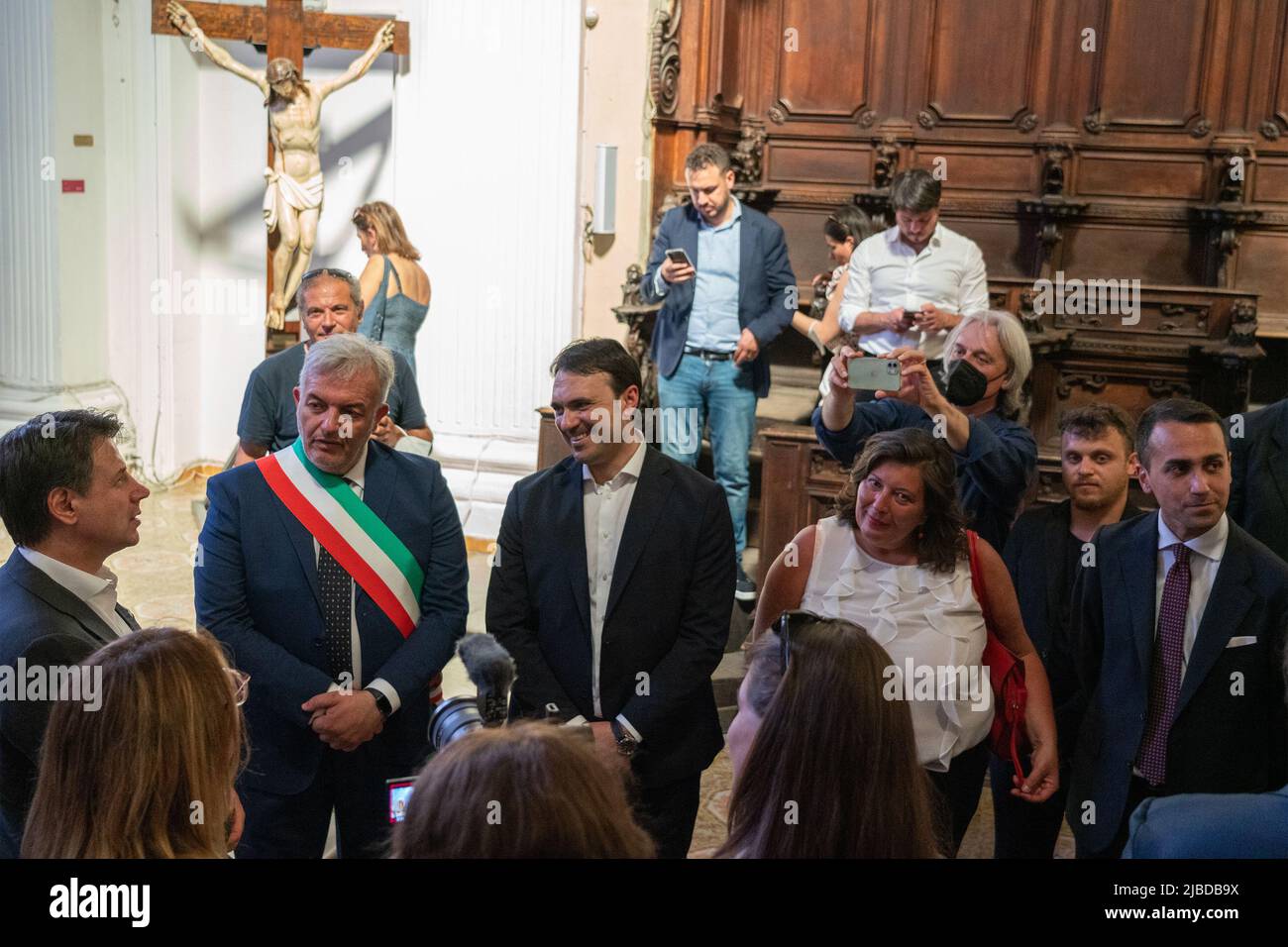 Somma Vesuviana, Naples, Italie. 05th juin 2022. Giuseppe Conte, ancien président du Conseil des ministres de la République italienne et chef du mouvement 5 étoiles avec le maire Salvatore Di Sarno, Luigi Di Maio et Gianfranco Di Sarno lors de la visite à Somma Vesuviana le 5 juin 2022 à l'occasion des élections locales. Crédit : Agence photo indépendante/Alamy Live News Banque D'Images