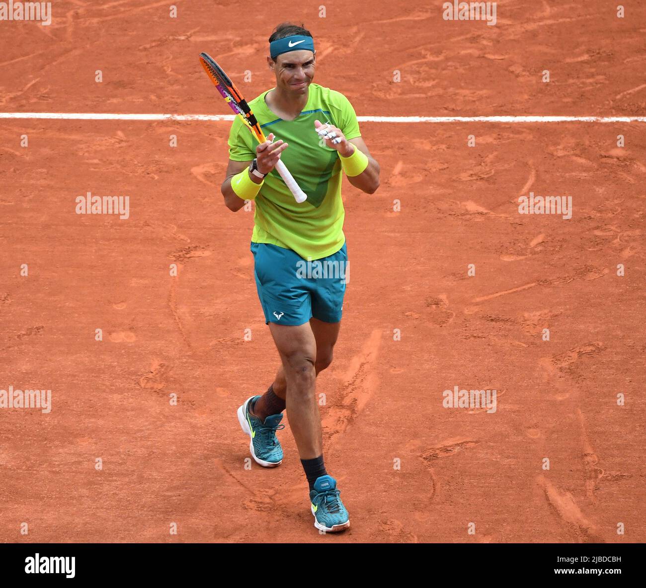 Paris, France. 05th juin 2022. Roland Garros Open de France 15 05/06/2022 Rafa Nadal (ESP) célèbre comme il remporte la finale des singles hommes son titre Grand Chelem 22nd crédit: Roger Parker/Alay Live News Banque D'Images