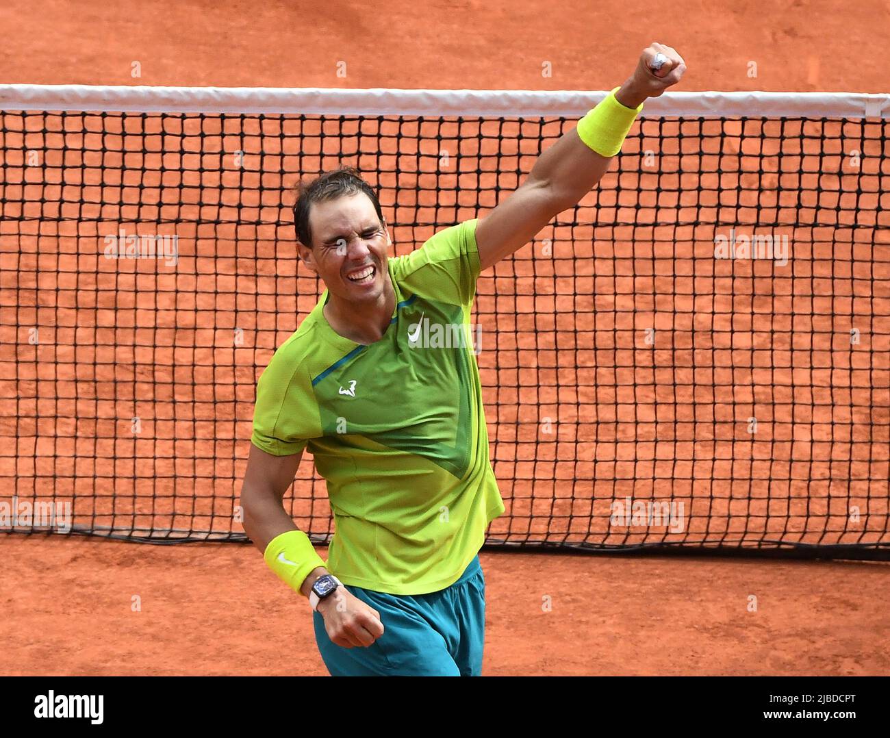 Paris, France. 05th juin 2022. Roland Garros Open de France 15 05/06/2022 Rafa Nadal (ESP) célèbre comme il remporte la finale des singles hommes son titre Grand Chelem 22nd crédit: Roger Parker/Alay Live News Banque D'Images