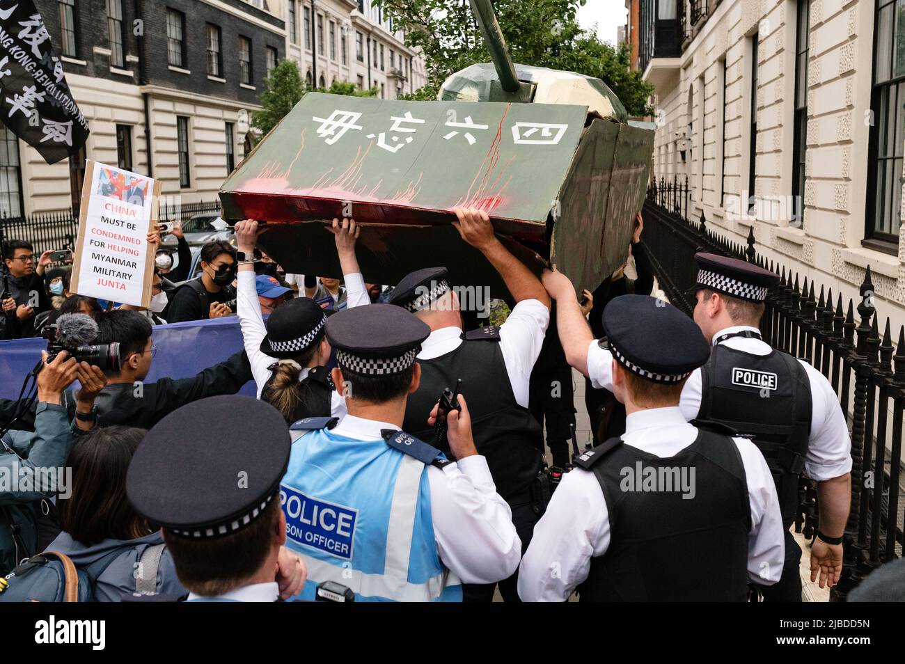 Londres, Royaume-Uni. 4 juin 2022. Commémoration du 33rd anniversaire de la répression des manifestations en faveur de la démocratie sur la place Tiananmen devant l'ambassade chinoise Banque D'Images