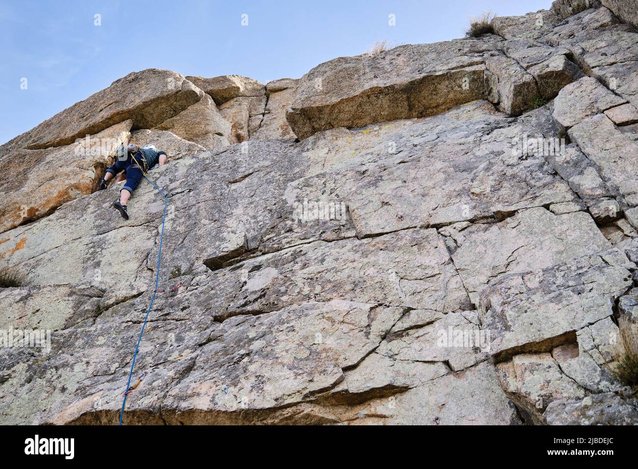 Homme montant un mur vertical de roche. Banque D'Images