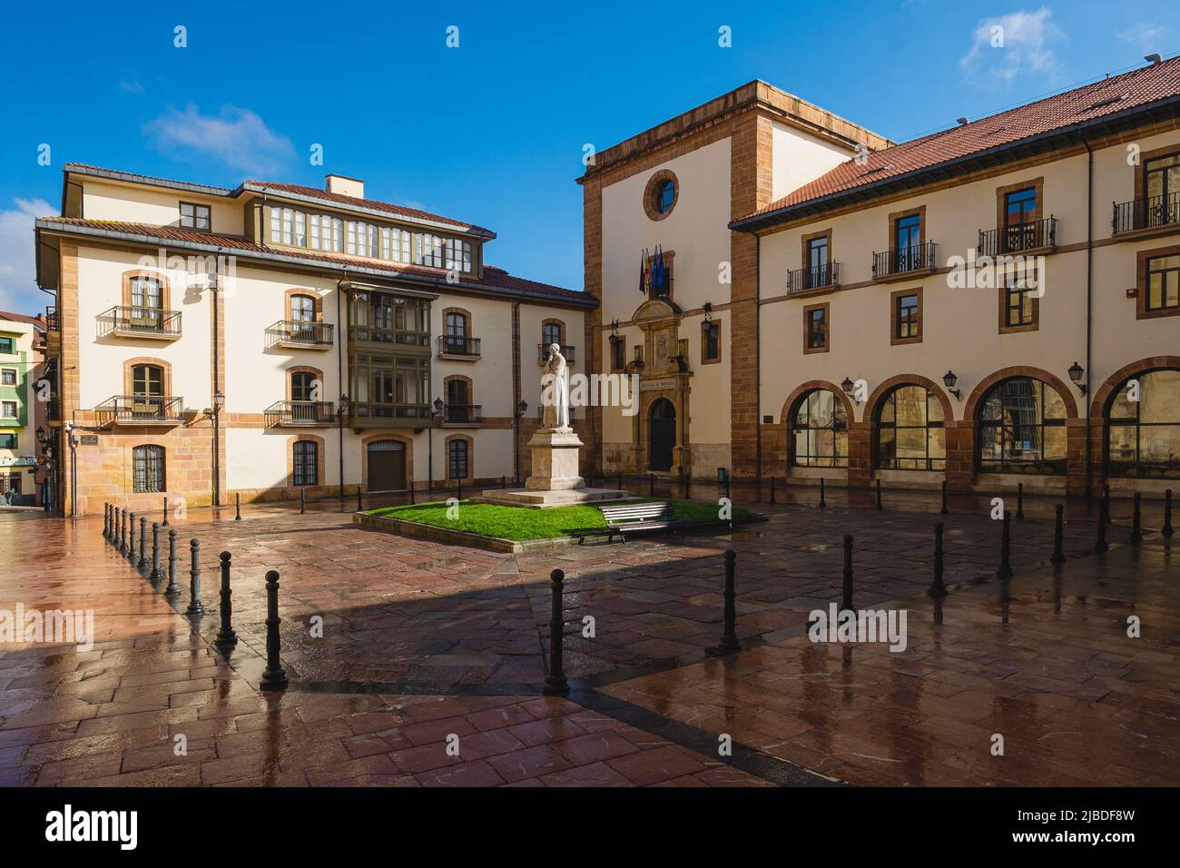 Oviedo, Uvieu, 3 avril 2022. Vue sur la Plaza de Feijoo dans la ville d'Oviedo, Asturies, Espagne. Banque D'Images